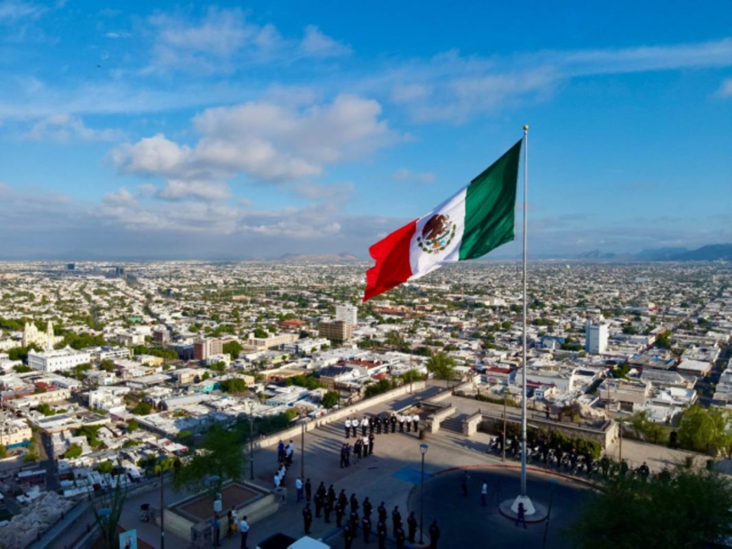 Preside Toño Astiazarán honores a la Bandera en Cerro de la Campana