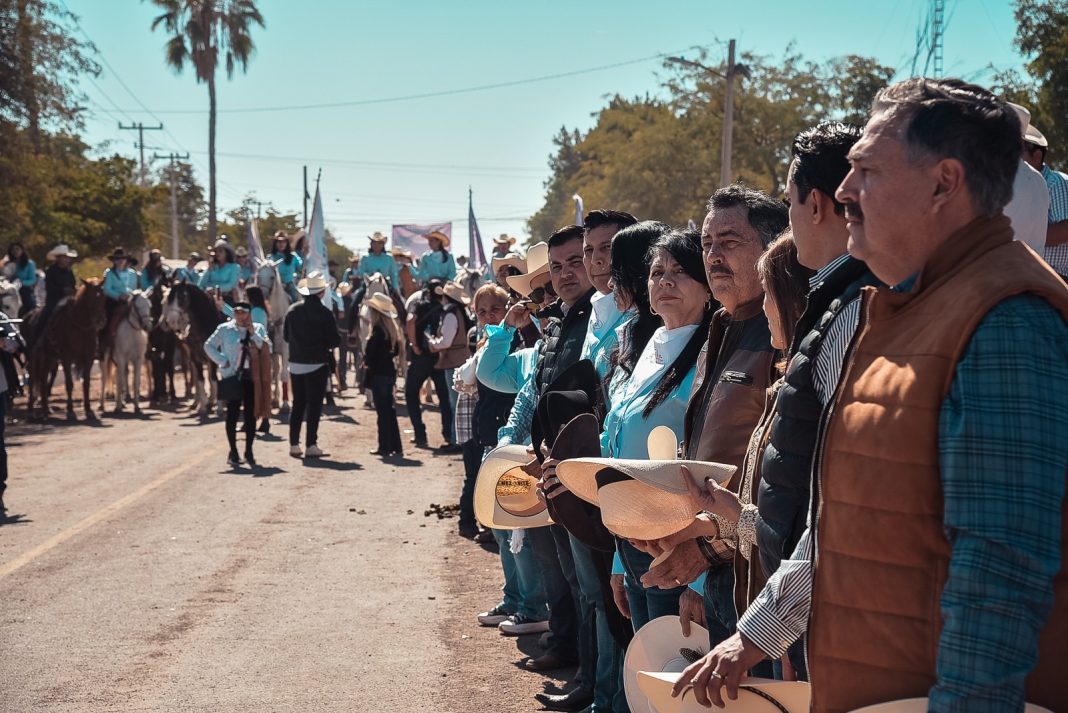 Acompaña Javier Lamarque arranque del 15 Aniversario de cabalgata con Aroma de Mujer