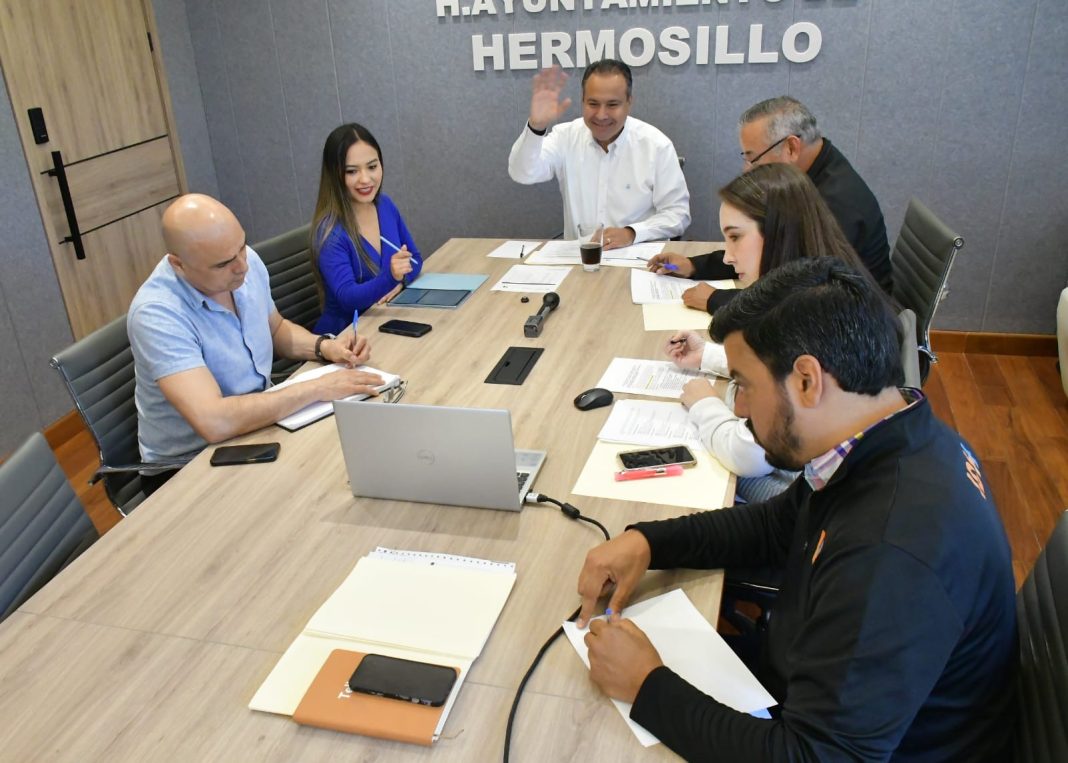 Entrega Toño Astiazarán apoyos a deportistas que participarán en competencias