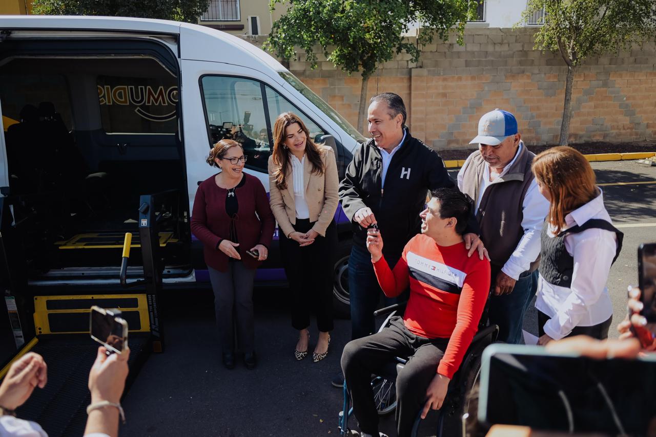 Ayudan Toño Astiazarán y Patty Ruibal a la rehabilitación de personas con discapacidad