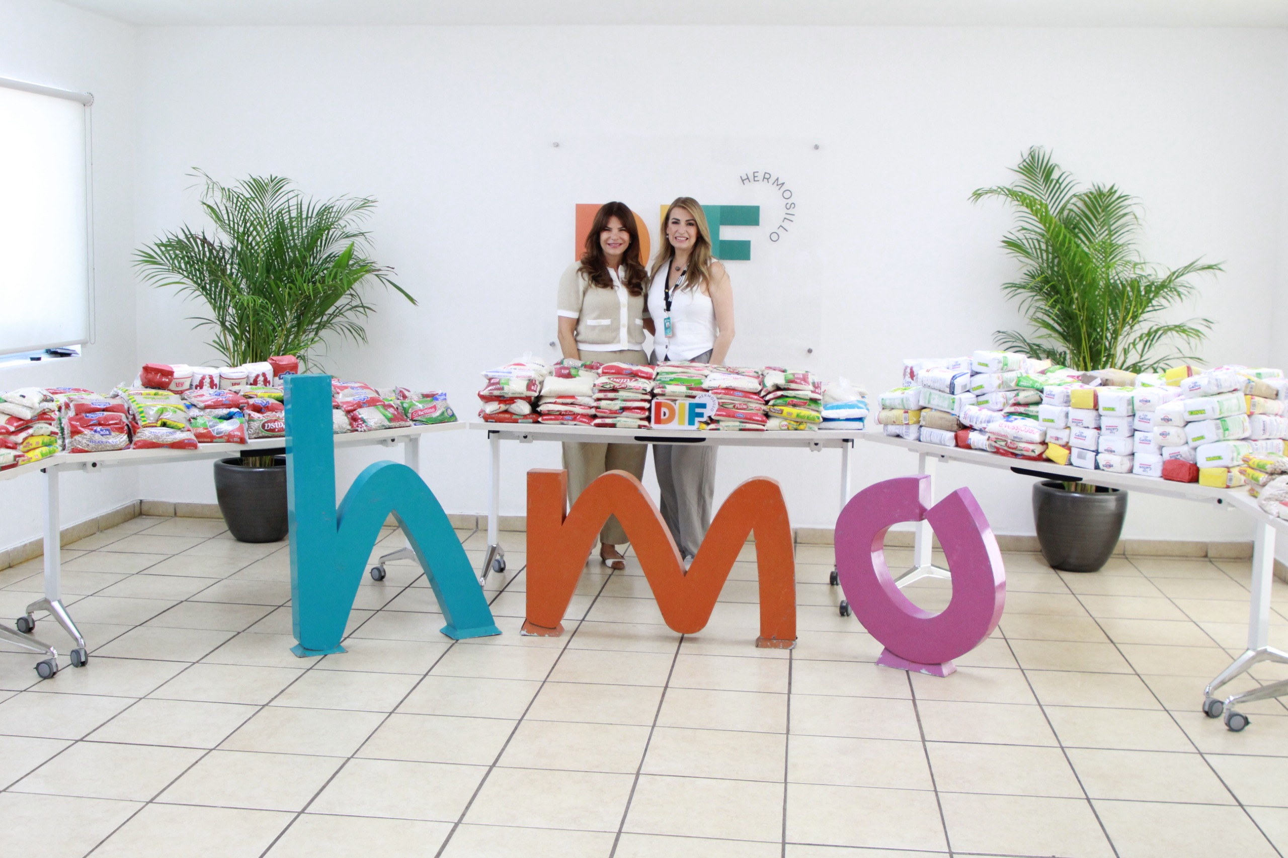 Las Noticias al Momento - Recibe Patty Ruibal alimentos donados por personas beneficiadas con traslados gratuitos a Kino en Semana Santa