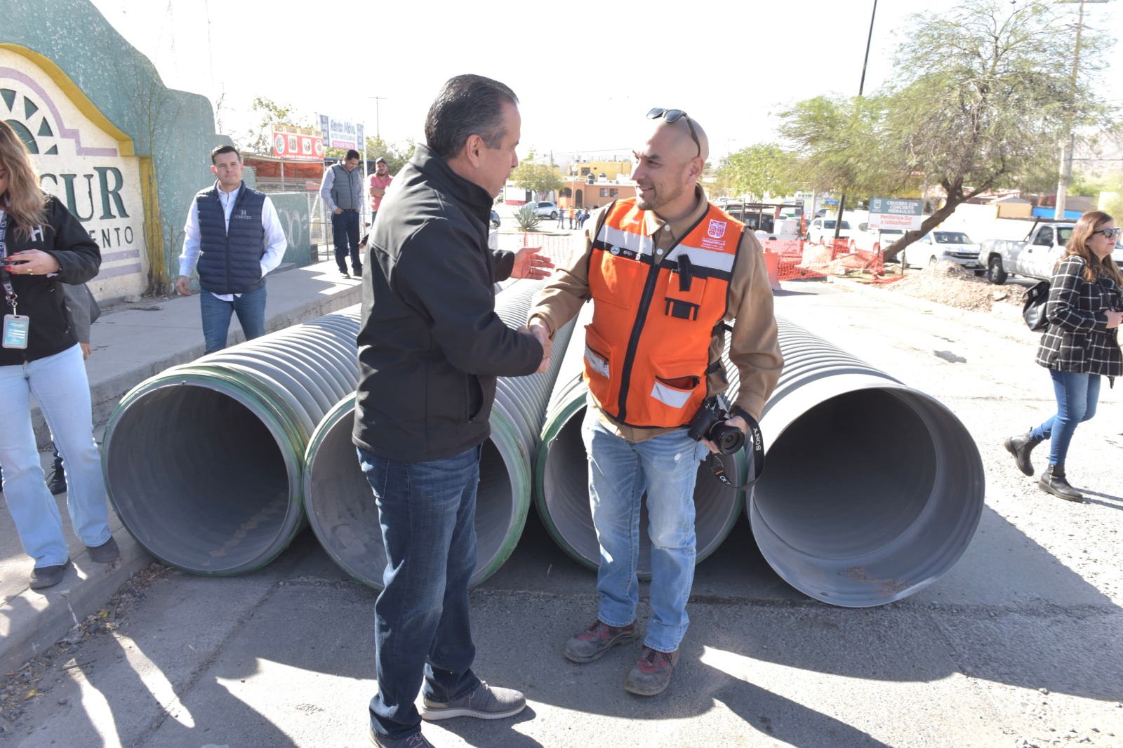 Verifica Toño Astiazarán avances en crucero de concreto de la colonia Perisur