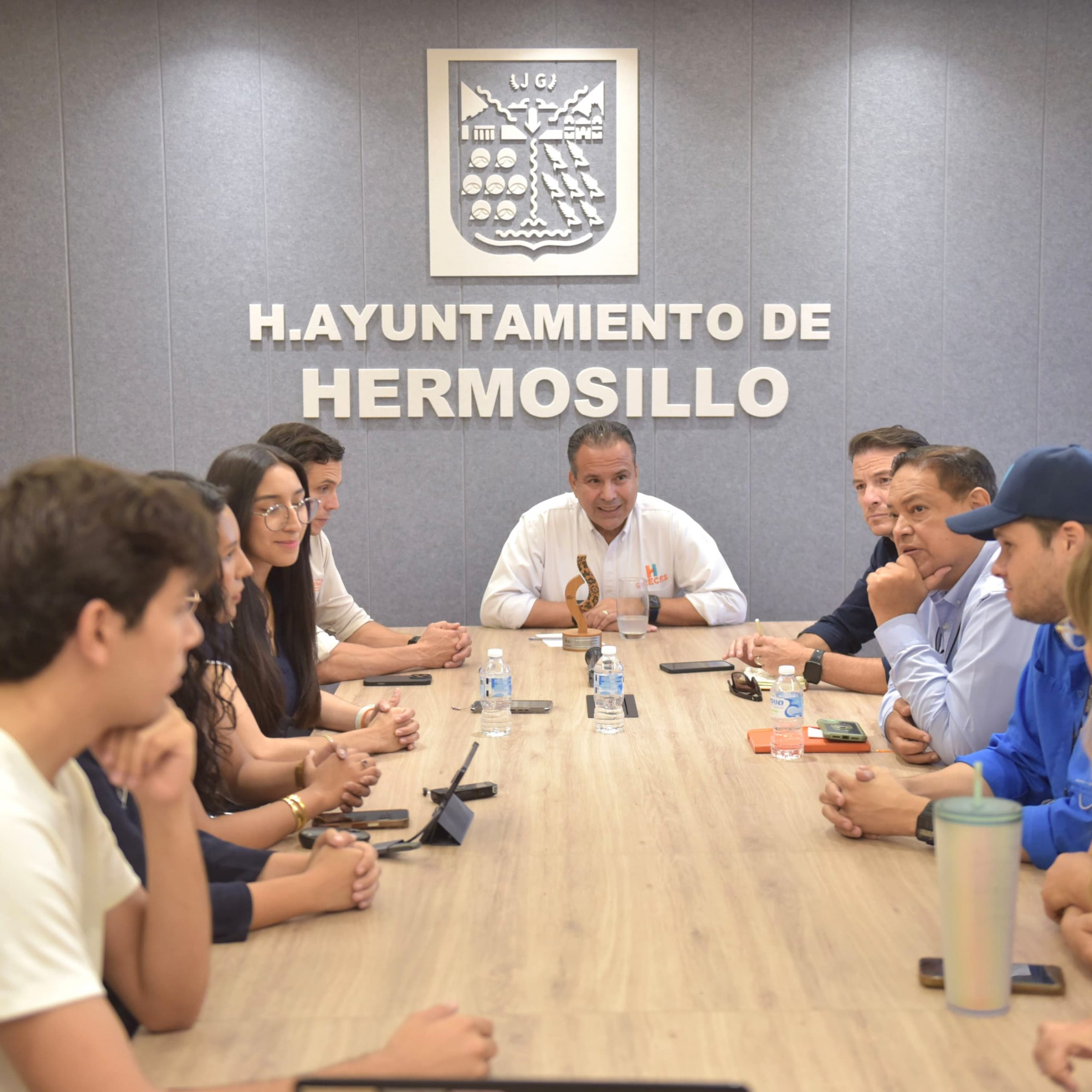 Cumple Toño Astiazarán a jóvenes ganadores de Smart City Hackathón para hacer realidad sus proyectos innovadores