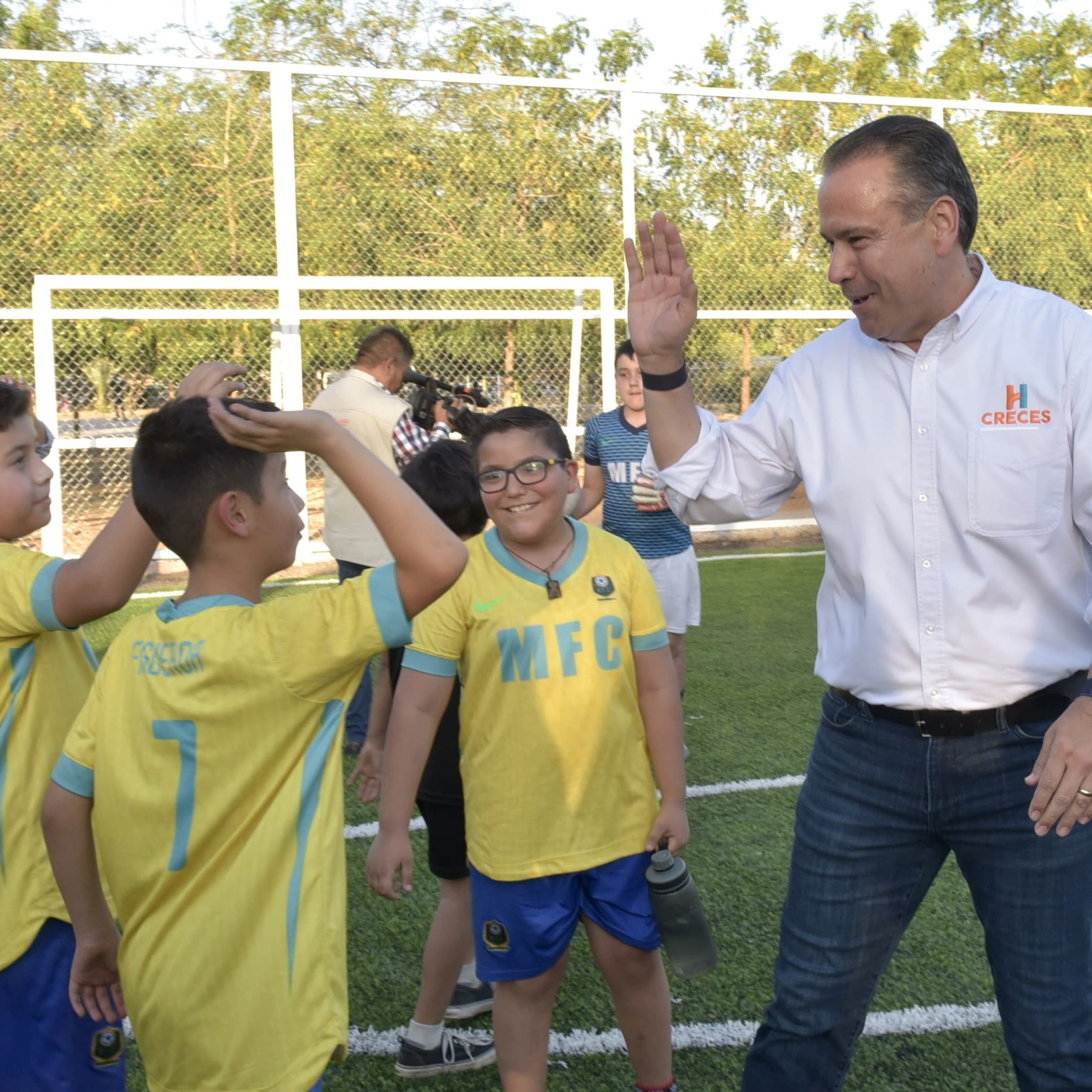 Cumple Toño Astiazarán a vecinos de Villas del Mediterráneo con rehabilitación de cancha de fútbol