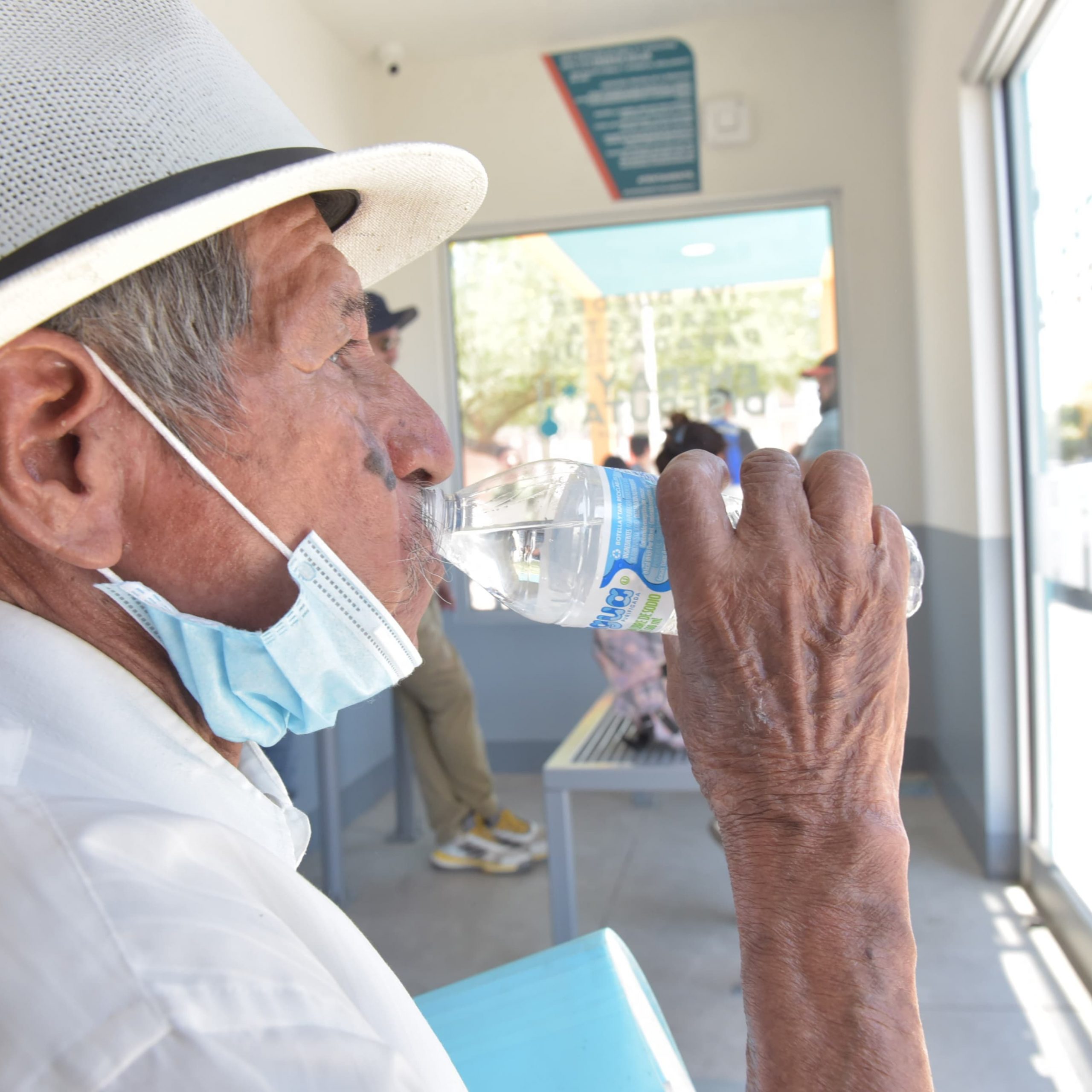 Invitan jóvenes a usar y cuidar las paradas de camión refrigeradas de Hermosillo