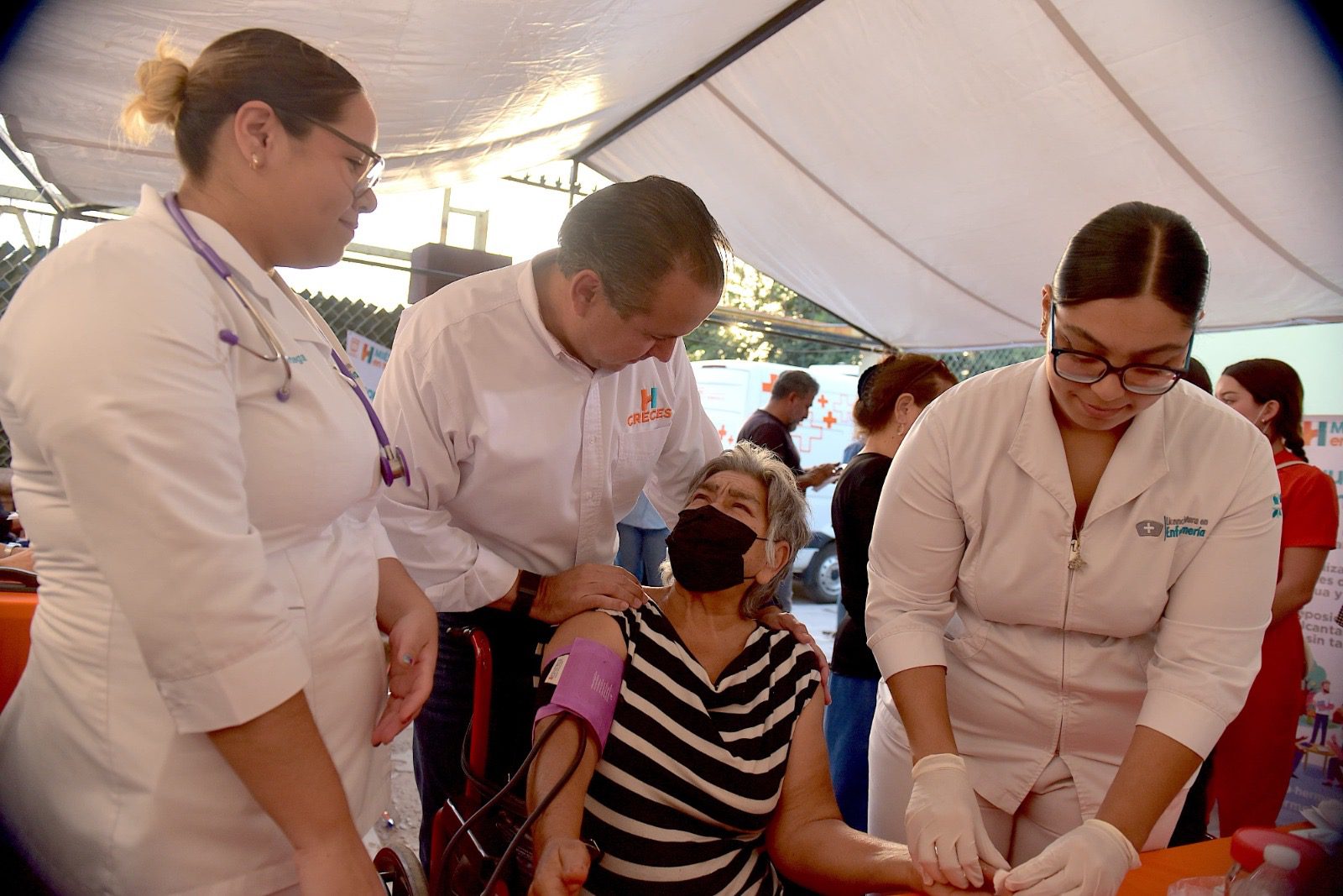 Acerca Toño Astiazarán atención y servicios del Municipio a la colonia Ley 57
