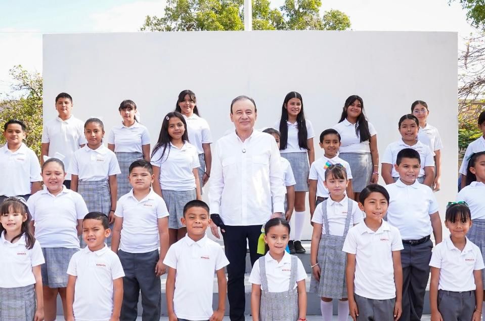 Para los de a Pie. Por: LAP Luis Fernando Oropeza// Cumple Alfonso Durazo con entregan uniformes escolares gratuitos