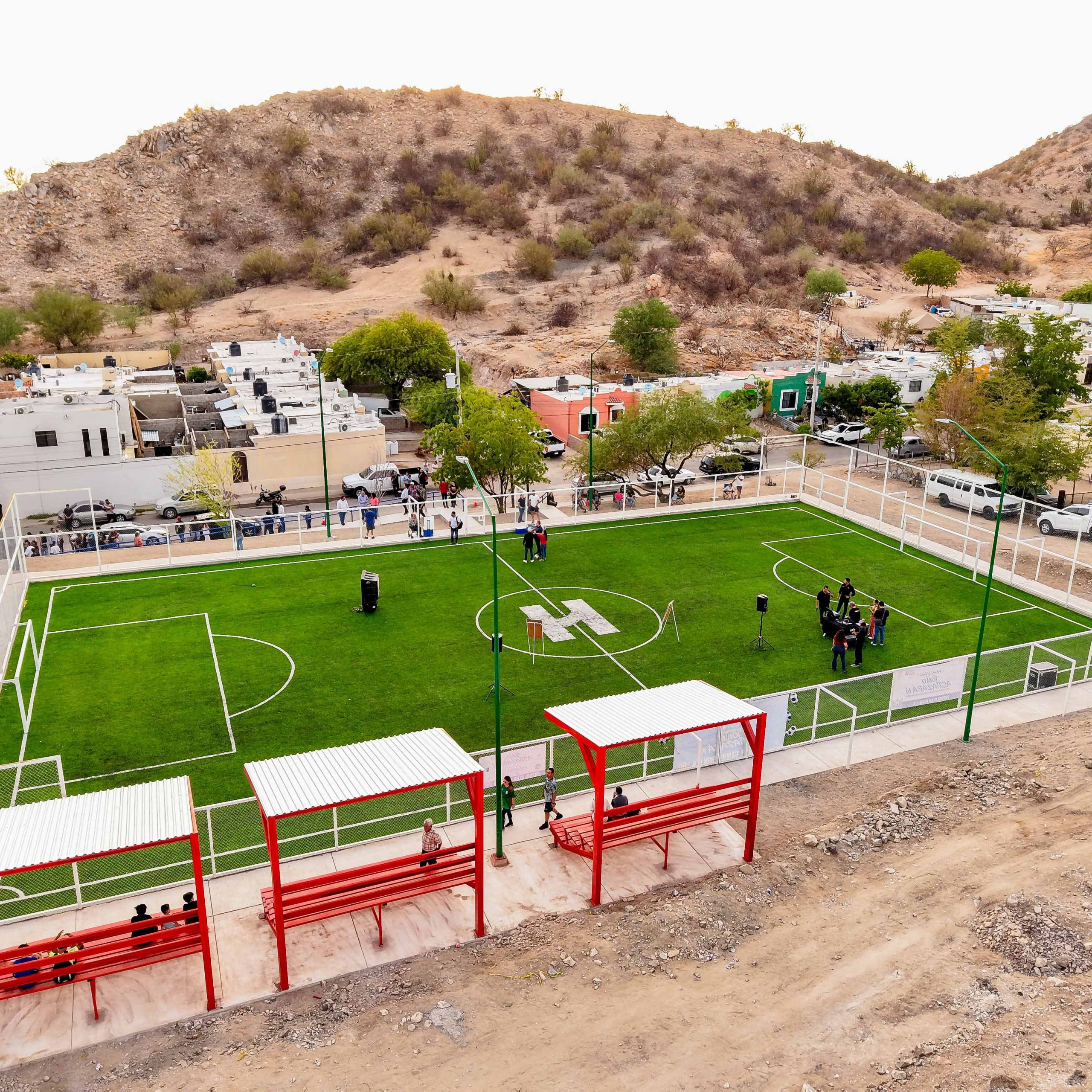 Beneficia Toño Astiazarán a familias de colonia Los Ángeles con cancha deportiva