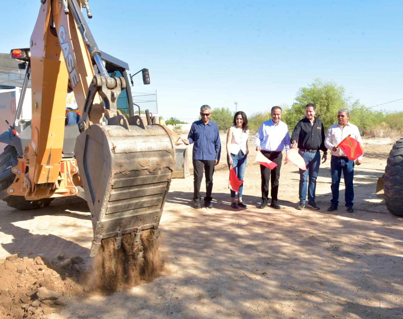 Da Toño Astiazarán banderazo a construcción de vivienda económica con paneles solares