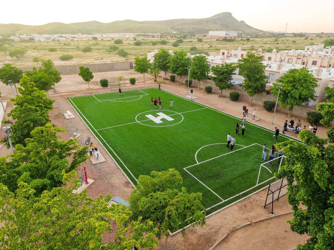 Inaugura Toño Astiazarán cancha                         de fútbol en Villa Merlot