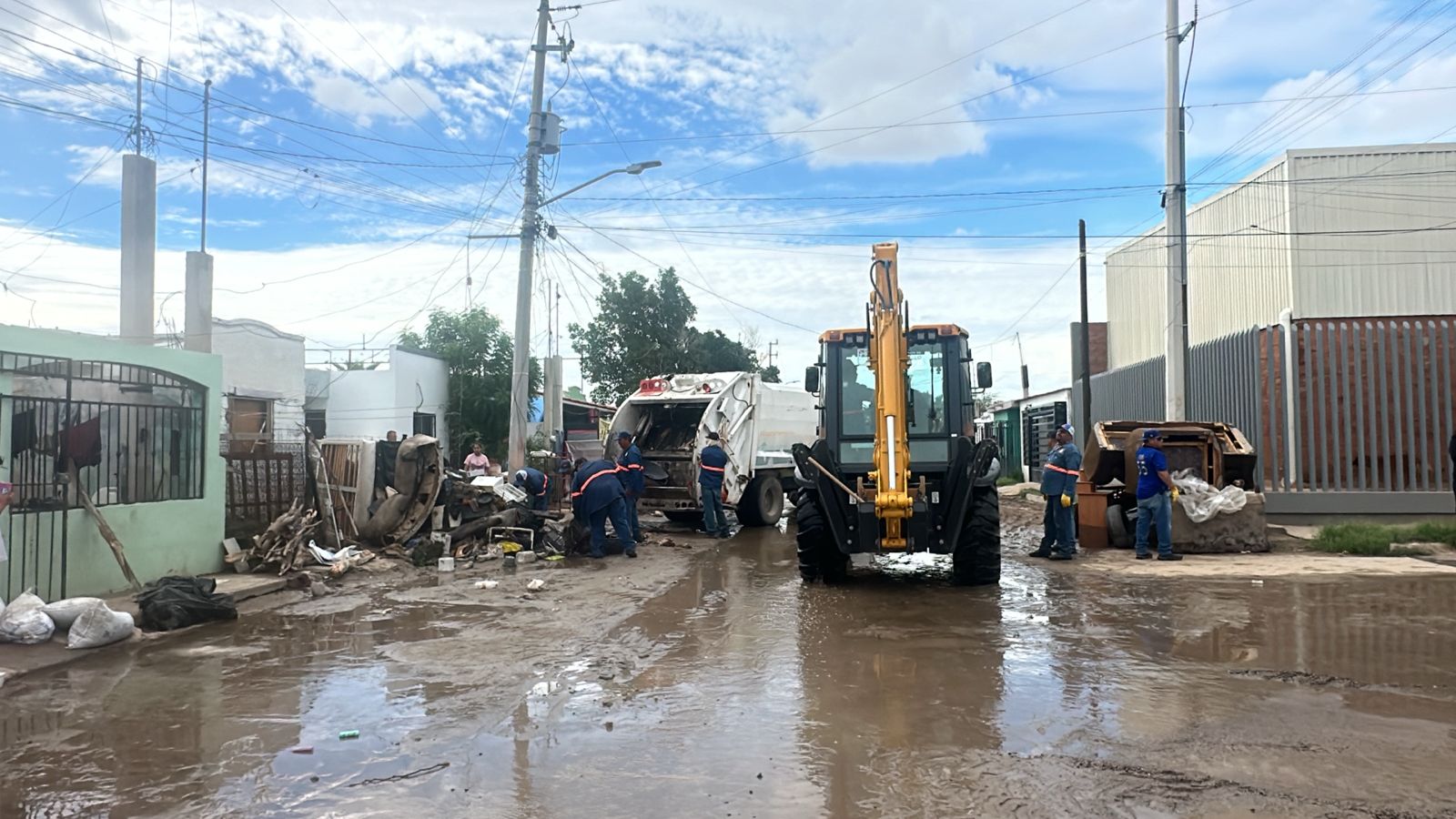 Atiende Gobierno Municipal a familias de la colonia La Caridad afectadas por lluvias, a quienes se les recomendó evacuar la zona