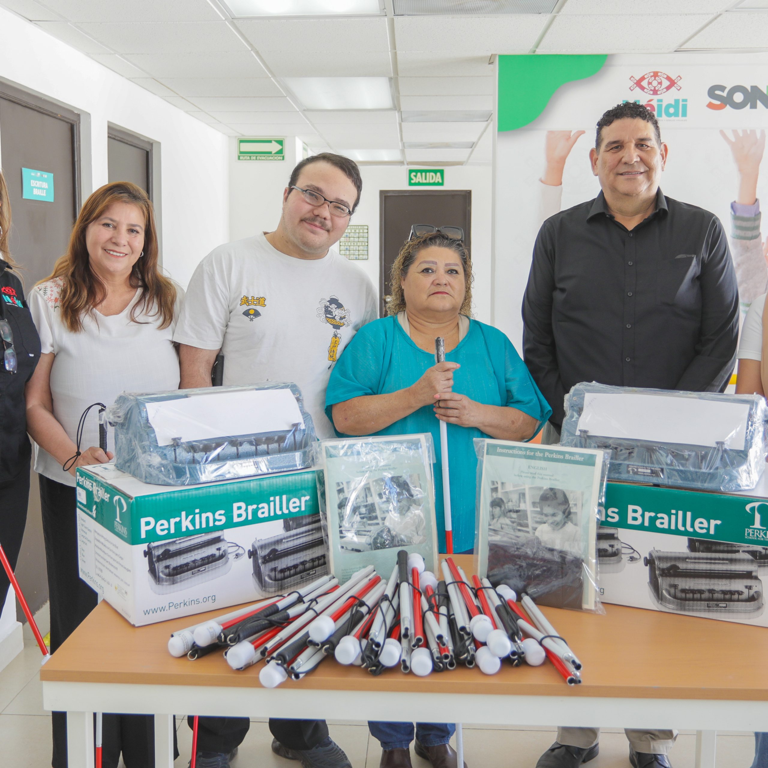 Donan diputados del Congreso de Sonora equipo para Braille y bastones blancos al Centro Neidi