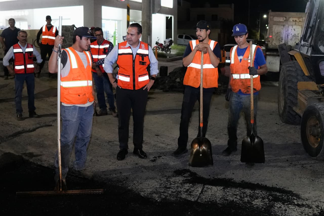 Supervisa Toño Astiazarán las labores de bacheo nocturno en bulevar Quiroga