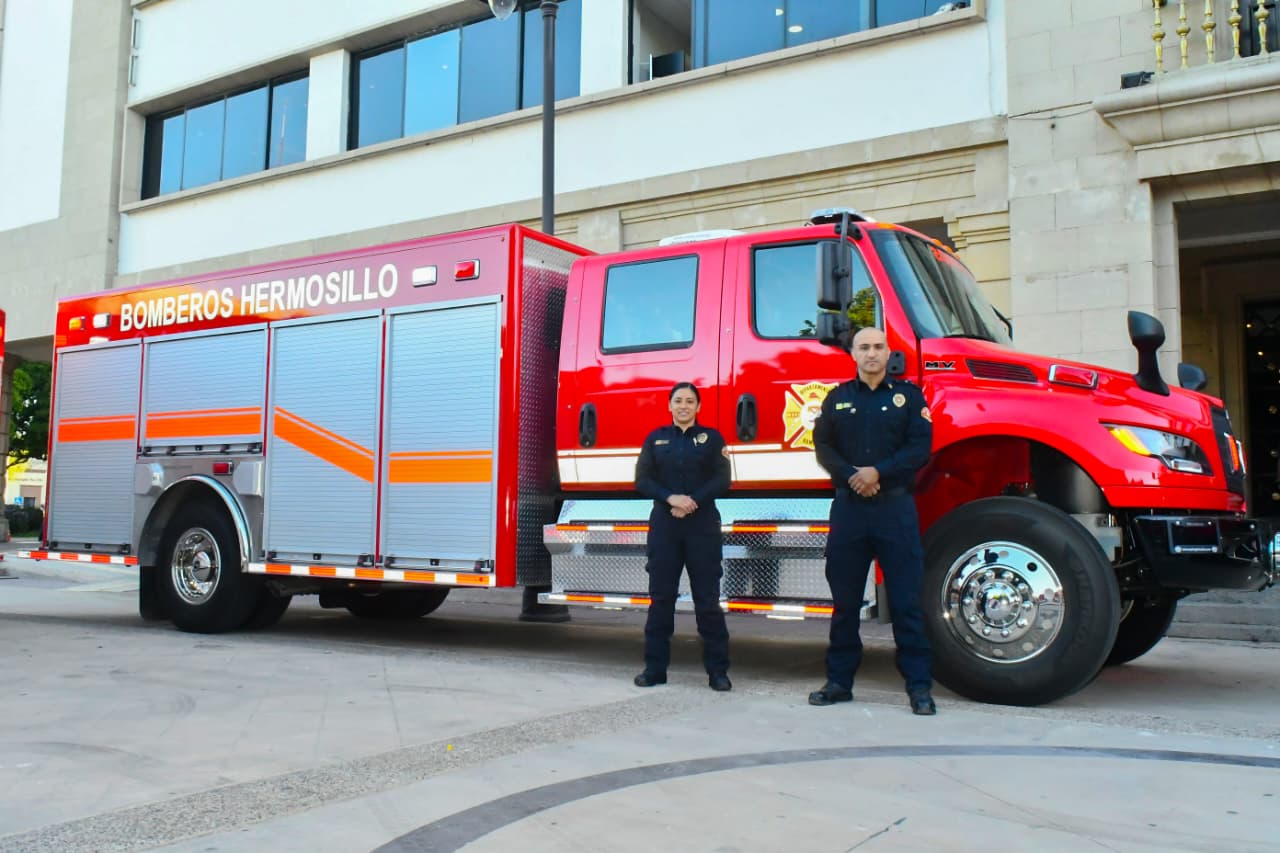 Entrega Toño Astiazarán cuatro unidades nuevas al Departamento de Bomberos