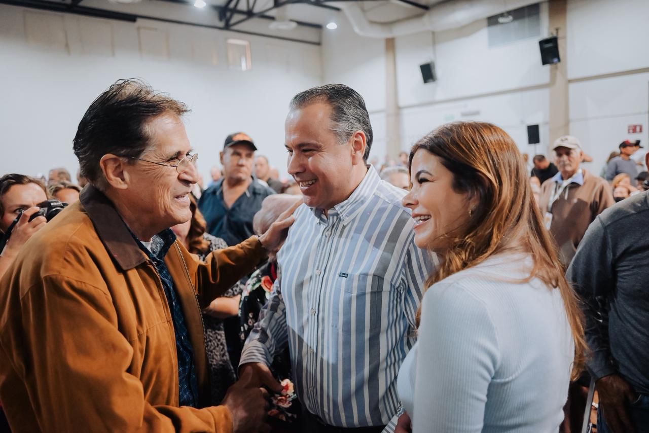 Construyen sonrisas Toño Astiazarán y Patty Ruibal con prótesis dentales para adultos mayores