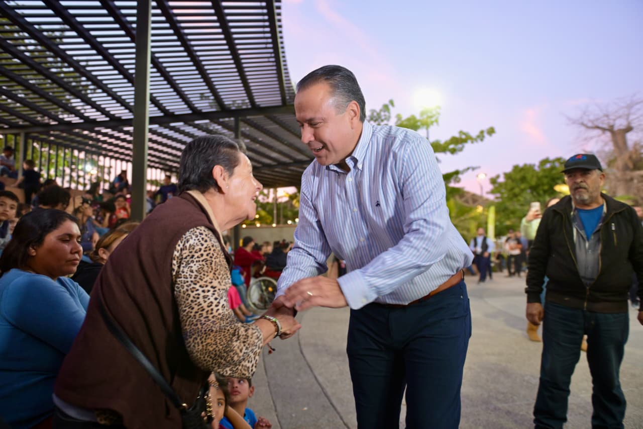 Convive Toño Astiazarán con familias hermosillenses en renovado Jardín Juárez