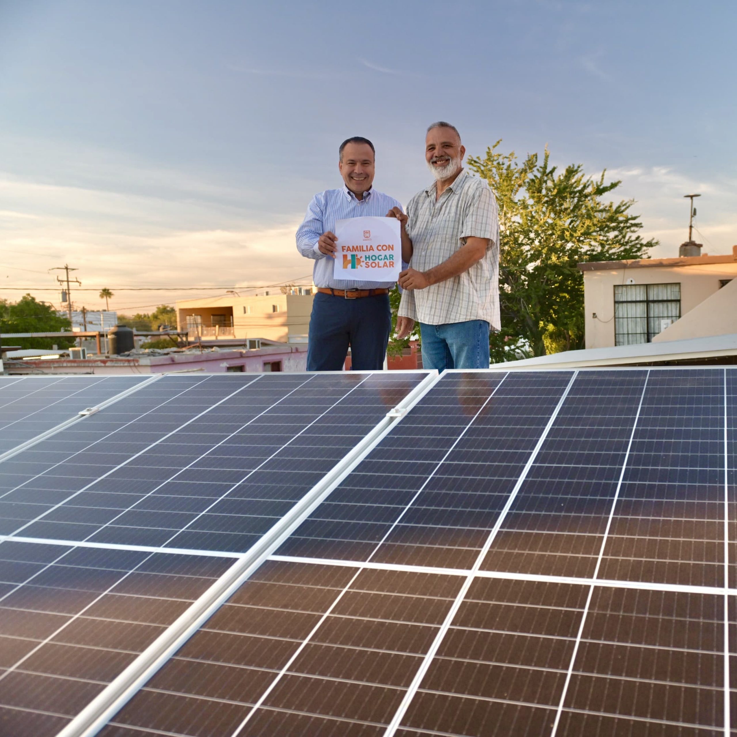 Atestigua Toño Astiazarán beneficios del programa Hogar Solar con familia Mejía Morales