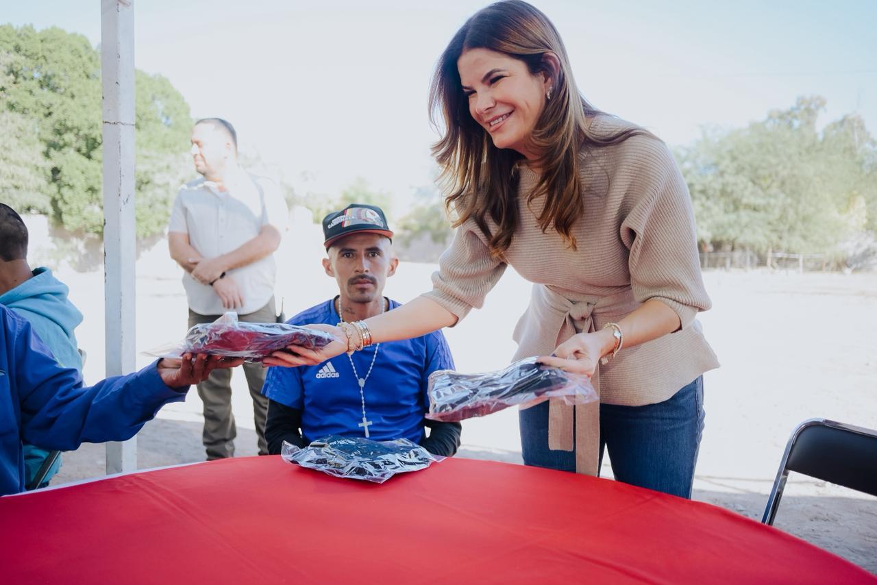 Otorgan Toño Astiazarán y Patty Ruibal apoyo a personas en situación de calle en Casa Galilea