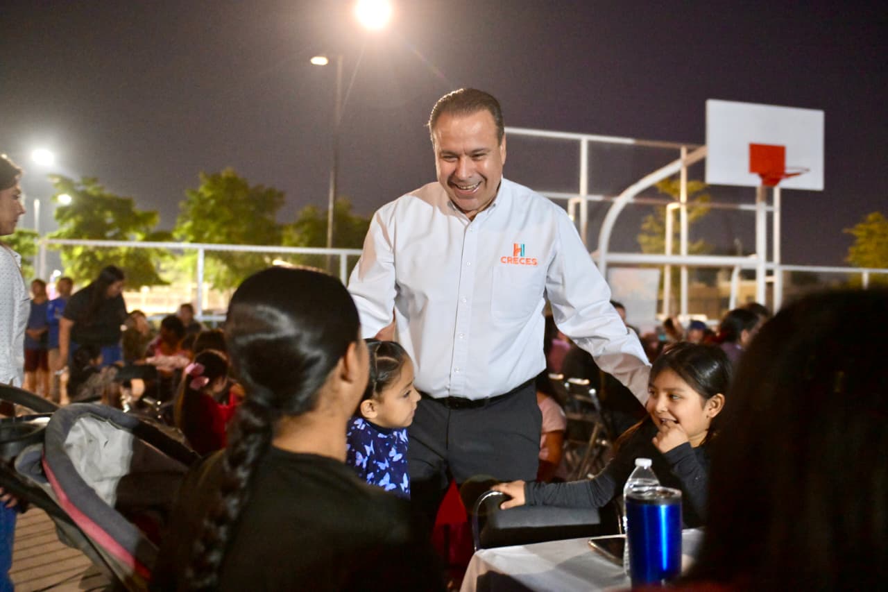 Convive Toño Astiazarán con familias de la colonia Parque Central en Posada CRECES