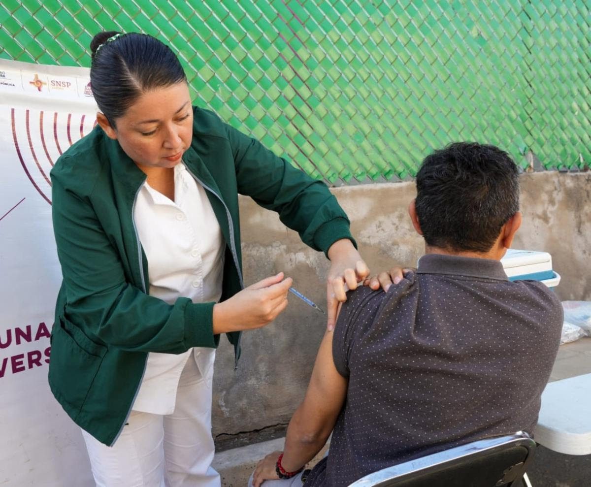 Vacuna contra Covid-19, clave para prevenir complicaciones en temporada invernal: SSP