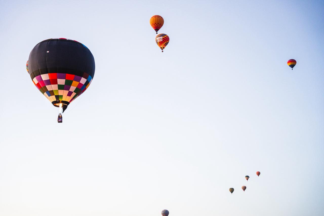 Disfrutan familias la aventura de volar en globos aerostáticos en Hermosillo