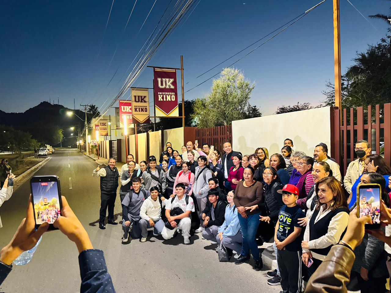 Beneficia Toño Astiazarán a estudiantes de la UniKino con tramo Camina Segura