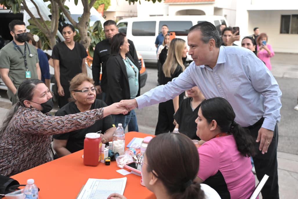 Lleva Toño Astiazarán servicios de “Miércoles en tu colonia” a familias de Villa Bonita
