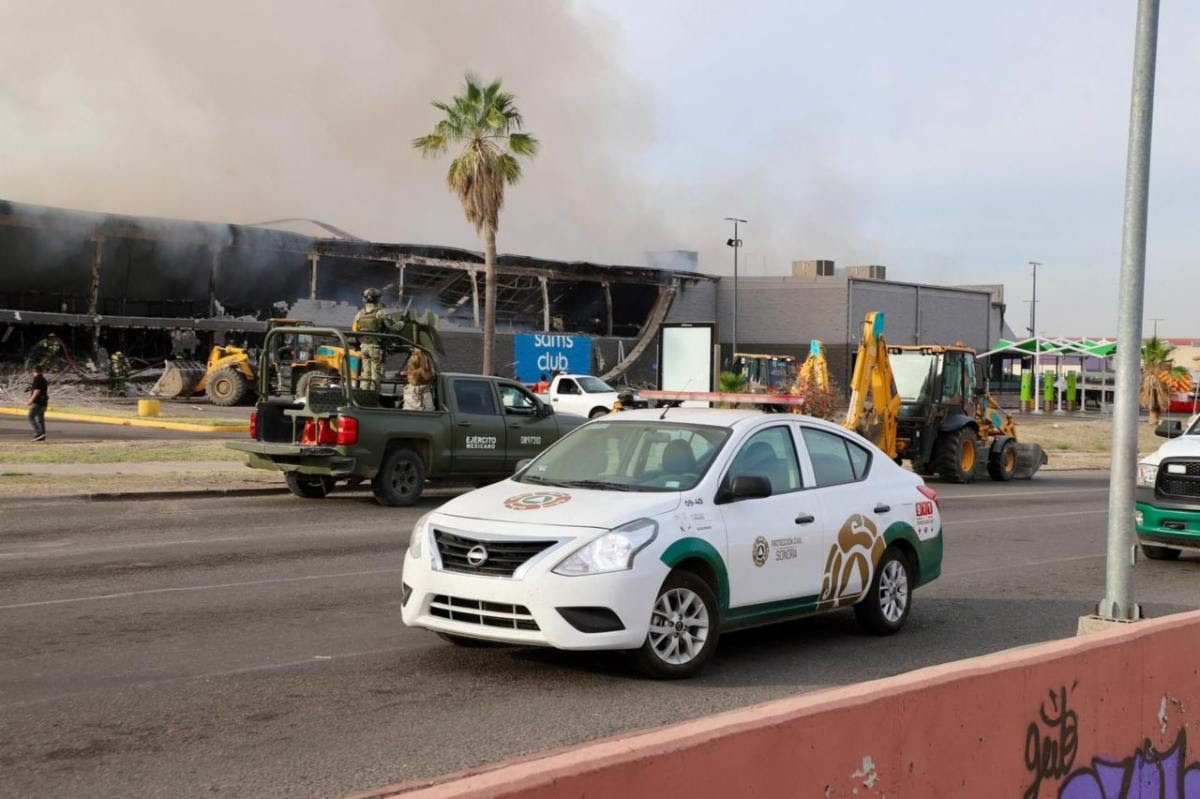 Coordinan esfuerzos tres niveles de gobierno para controlar incendio en Sam’s Club del Vado del Río