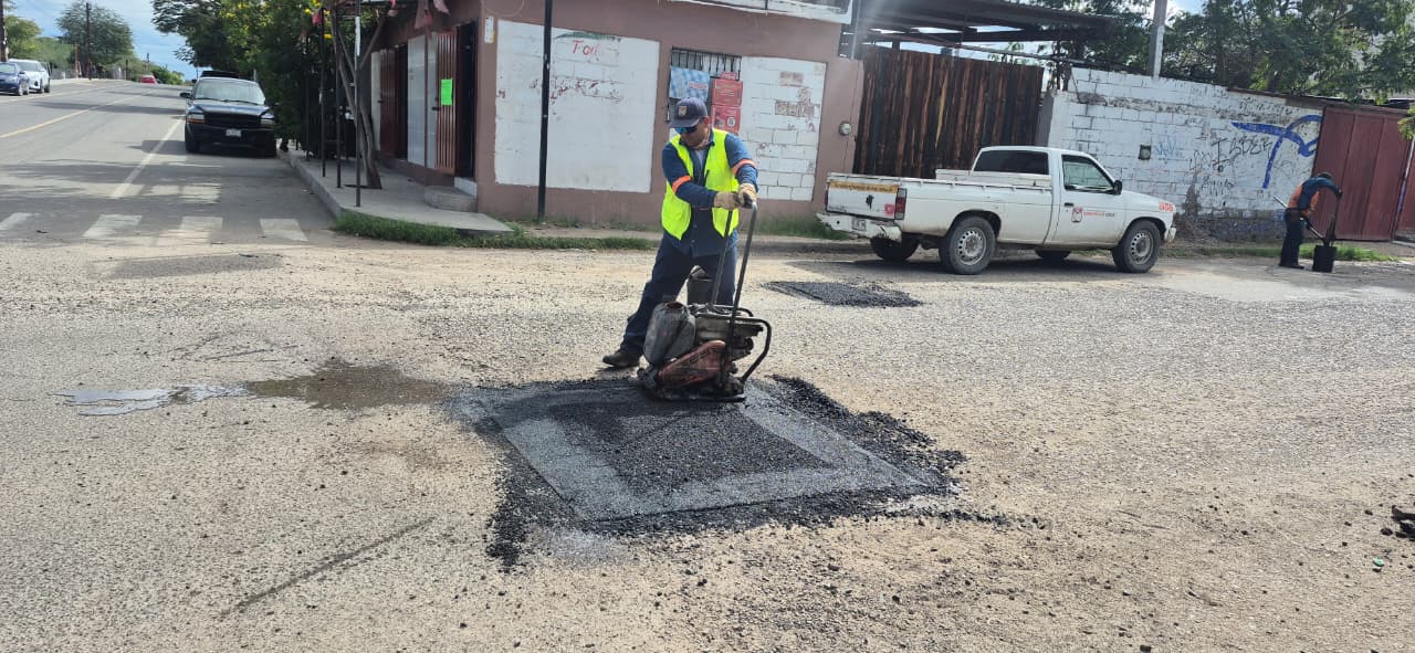 Rehabilitan cuadrillas daños en calles y dan mantenimiento a parques de la Cuauhtémoc