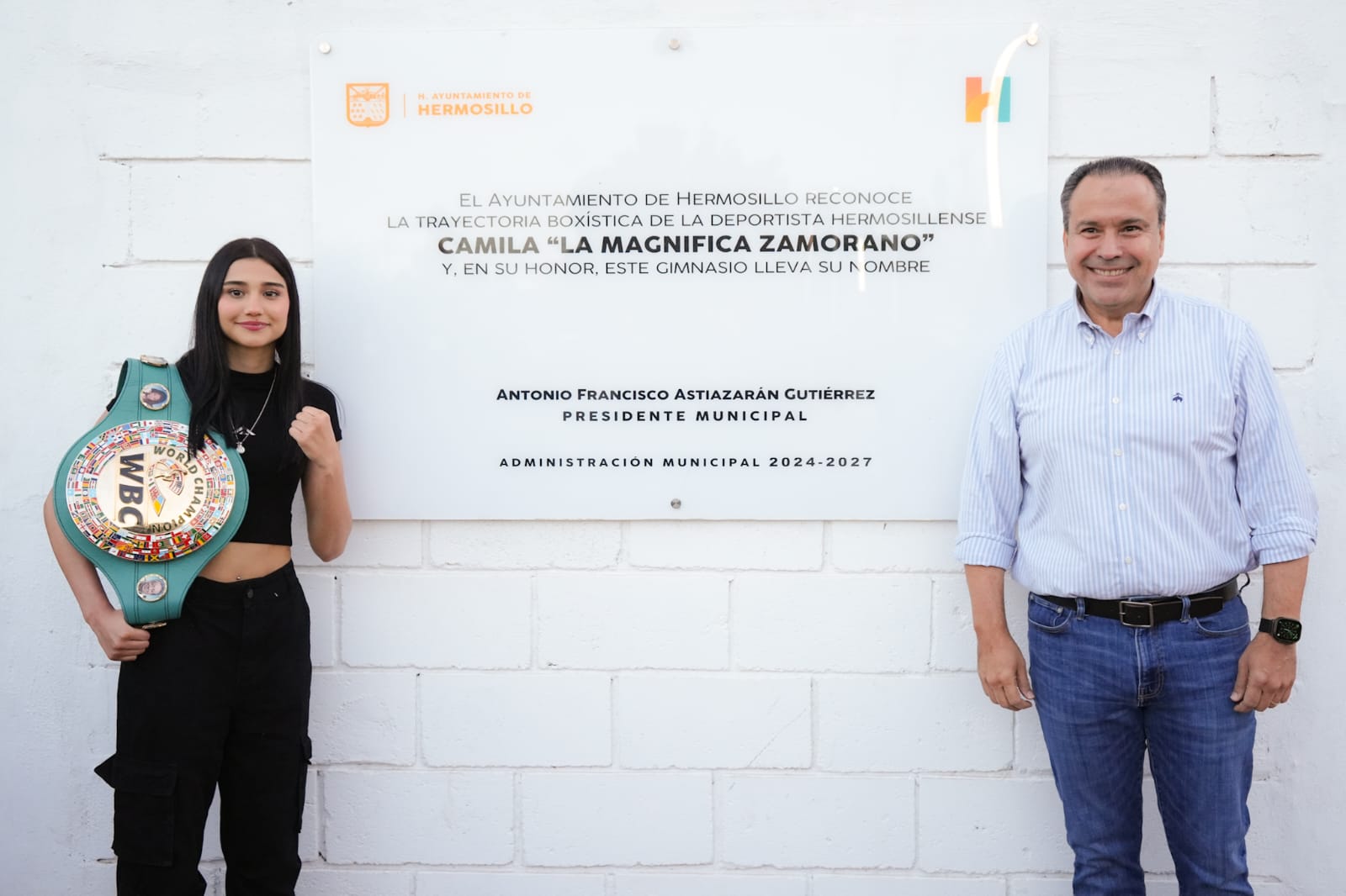 Devela Toño Astiazarán placa de gimnasio de box en Kino en honor a Camila Zamorano
