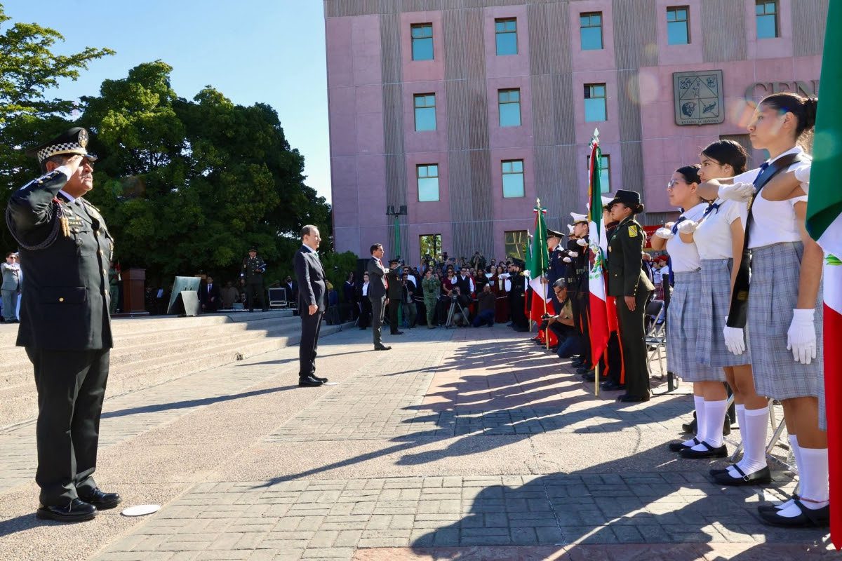 Rinden Durazo y Sheinbaum homenaje a lábaro patrio; toman protesta a escoltas en enlace nacional