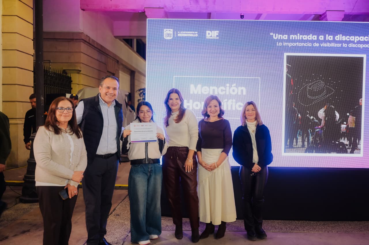 Reconocen Toño Astiazarán y Patty Ruibal a participantes de Una Mirada a la Discapacidad