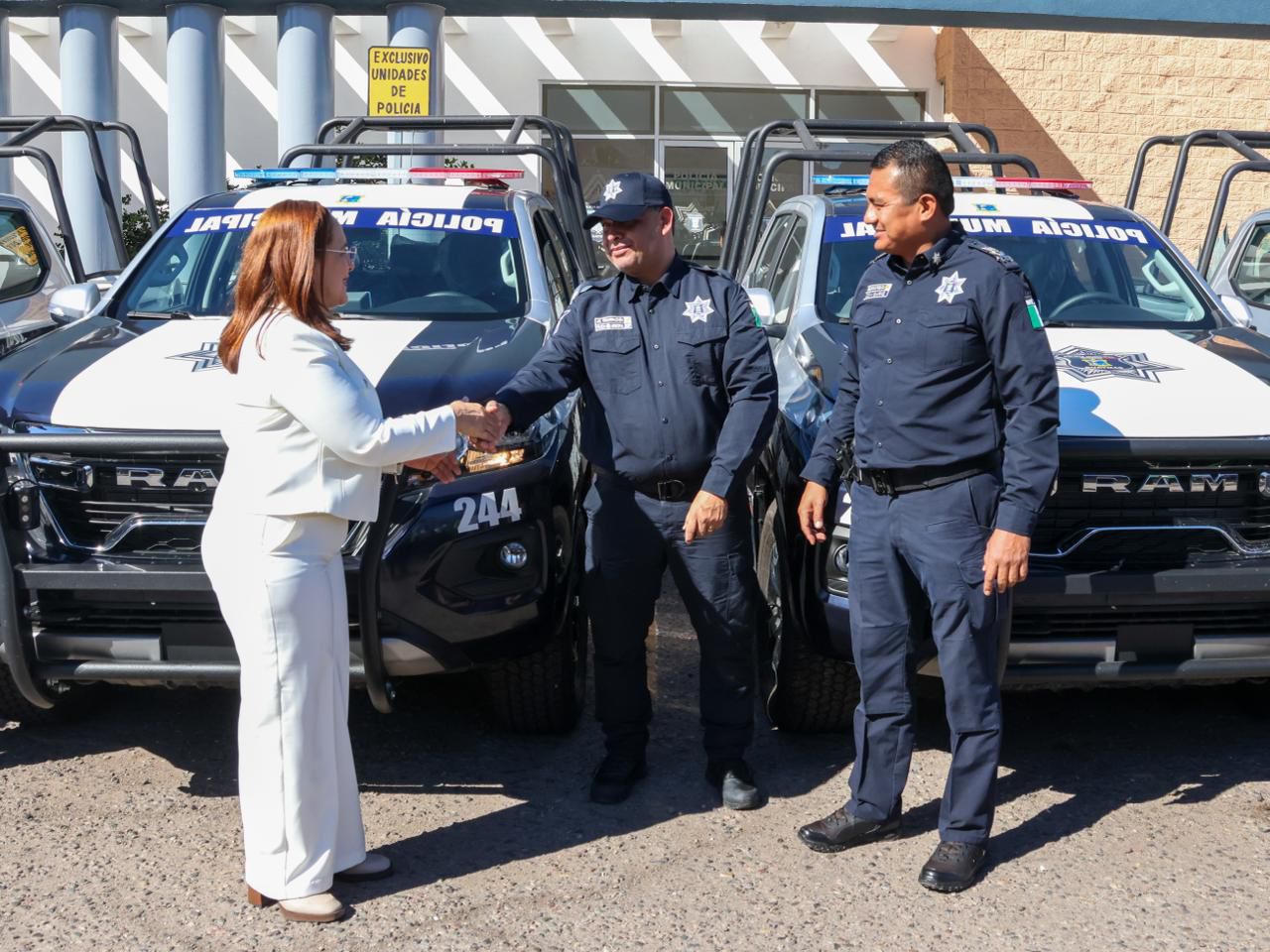 Fortalece alcaldesa Karla Córdova la seguridad en Guaymas: Entrega 10 patrullas nuevas a la corporación policiaca.