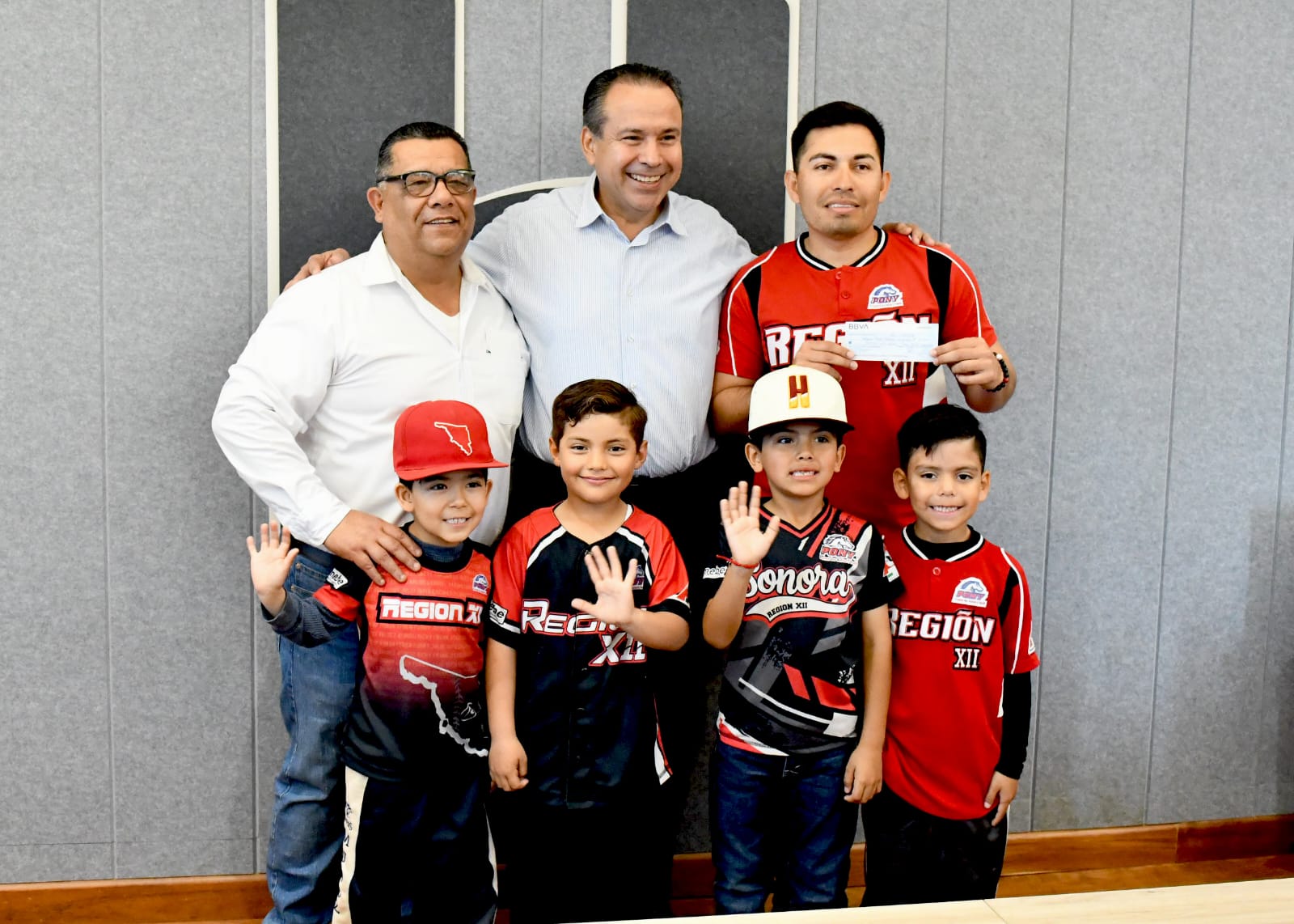 Apoya Toño Astiazarán a 220 deportistas a través de Fondo Deportivo