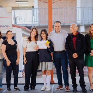 Reconocen Toño Astiazarán y Patty Ruibal a 625 alumnos graduados del programa “Advertencia”