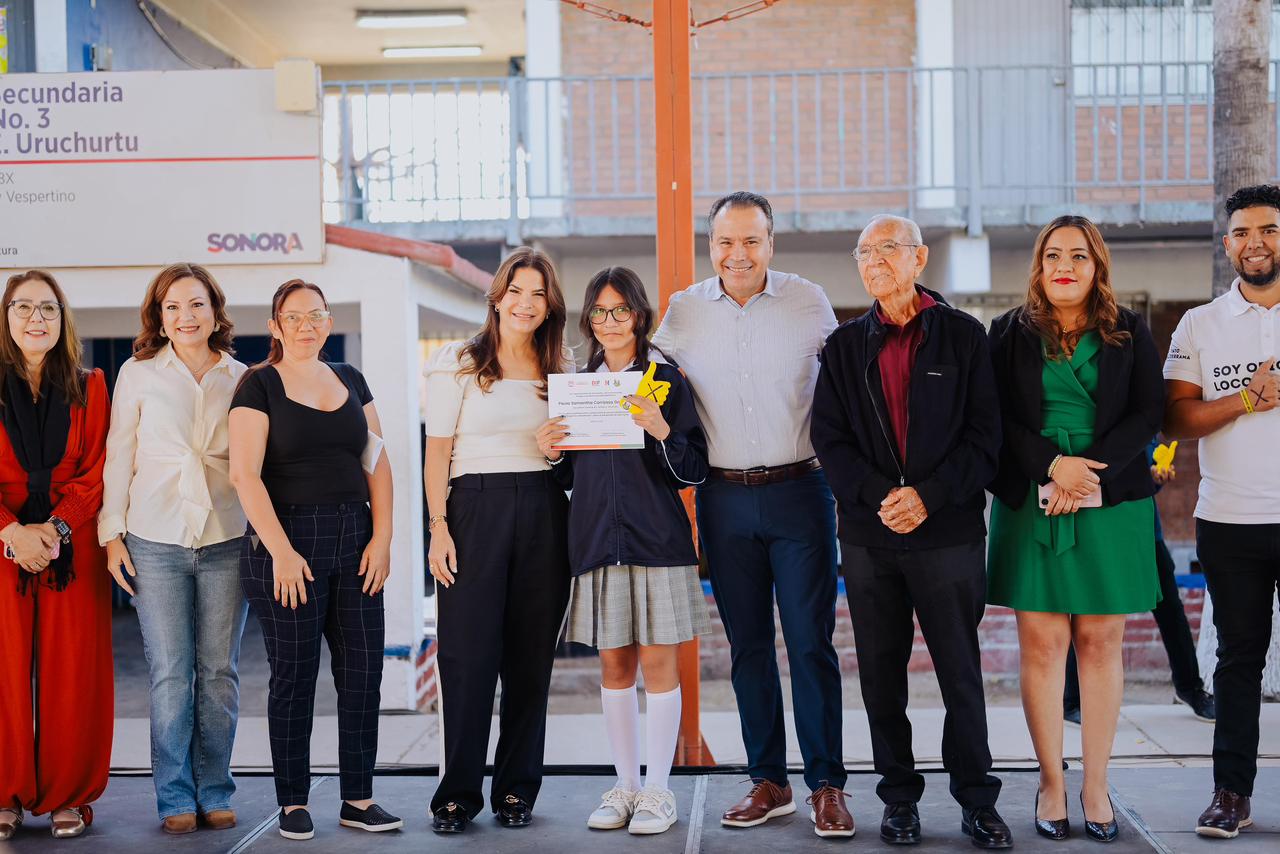 Reconocen Toño Astiazarán y Patty Ruibal a 625 alumnos graduados del programa “Advertencia”