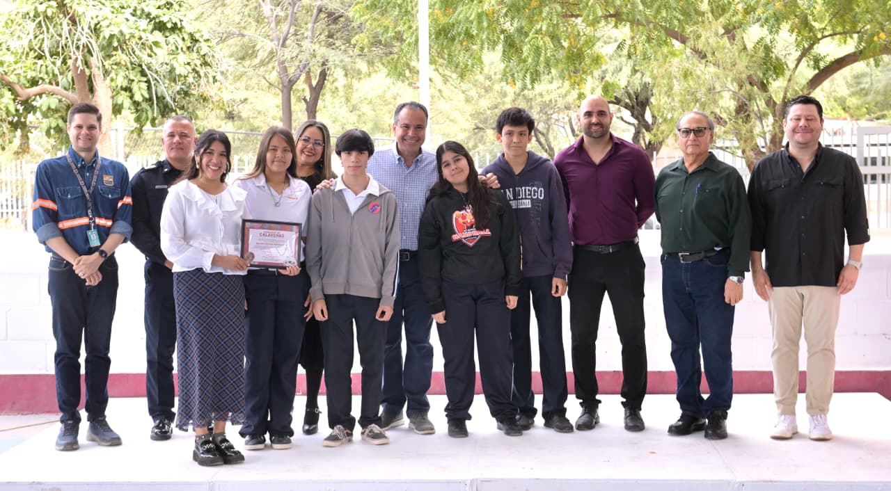 Reconoce Toño Astiazarán a alumnos de la Secundaria 9 que ganaron concurso de calaveras