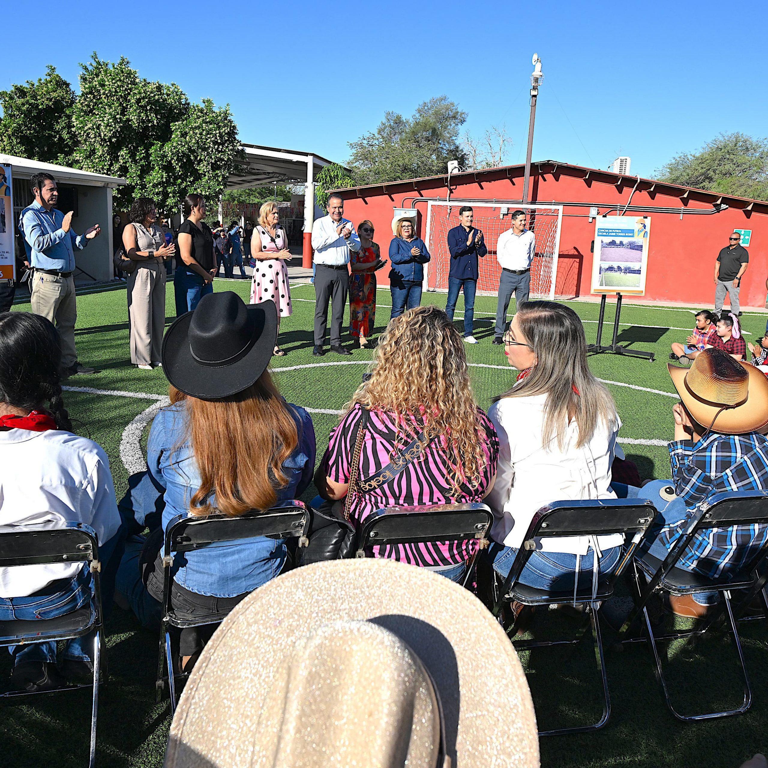 Hace equipo Toño Astiazarán con comunidad escolar para construir cancha de futbol
