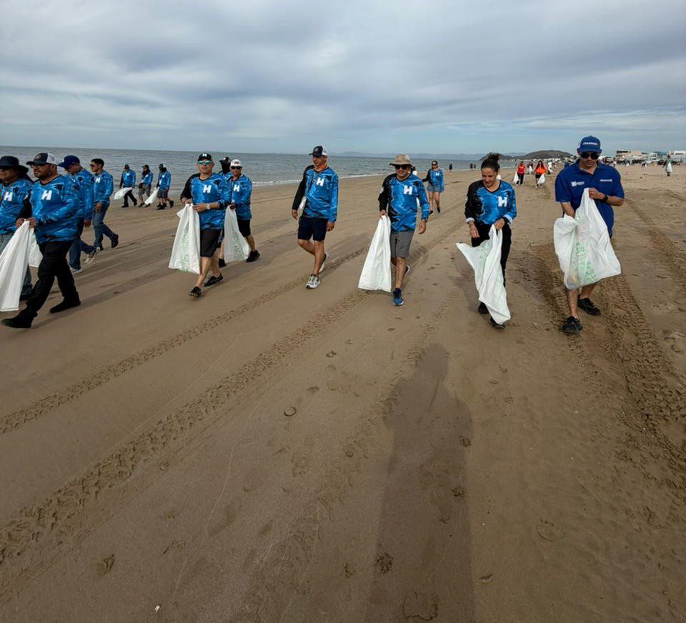 Realizan Ayuntamiento y sociedad civil limpieza de playa en Bahía de Kino