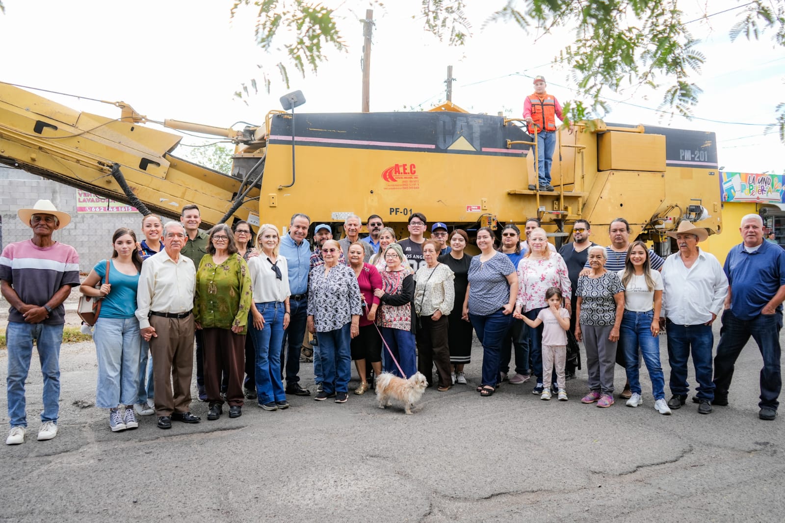 Beneficia Toño Astiazarán a habitantes del norte con recarpeteo en la Reyes