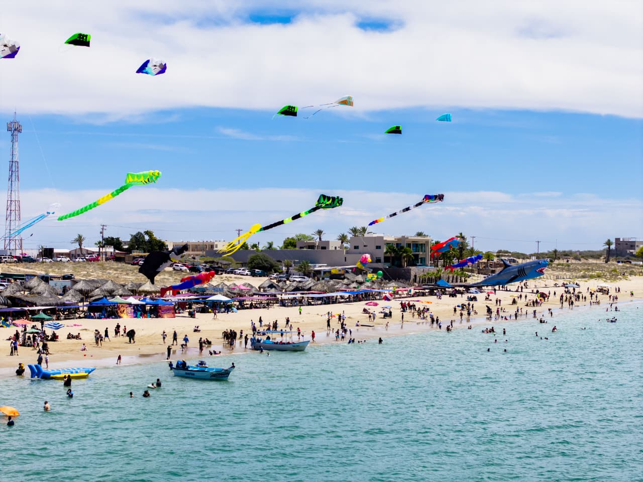 Viste Sky Fest de colores el cielo de Bahía de Kino con papalotes gigantes