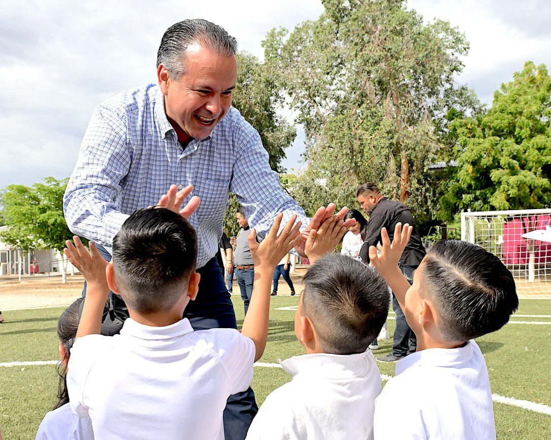 Hace equipo Toño Astiazarán a favor del deporte, entrega de cancha de futbol