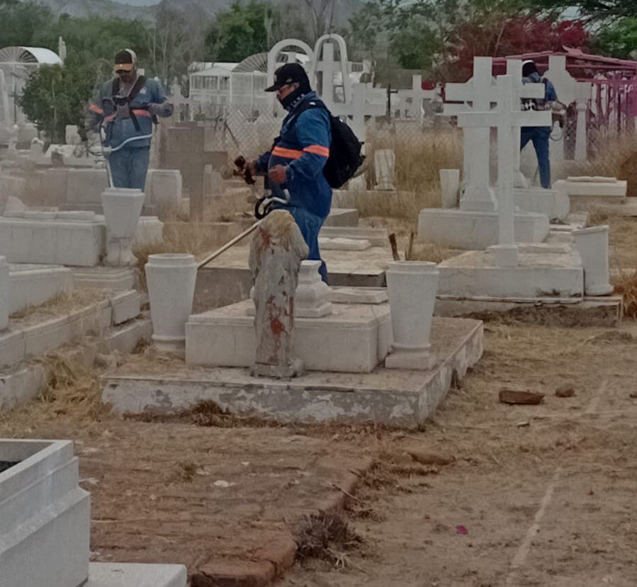 Inicia Ayuntamiento limpia en panteones con motivo del 10 de mayo
