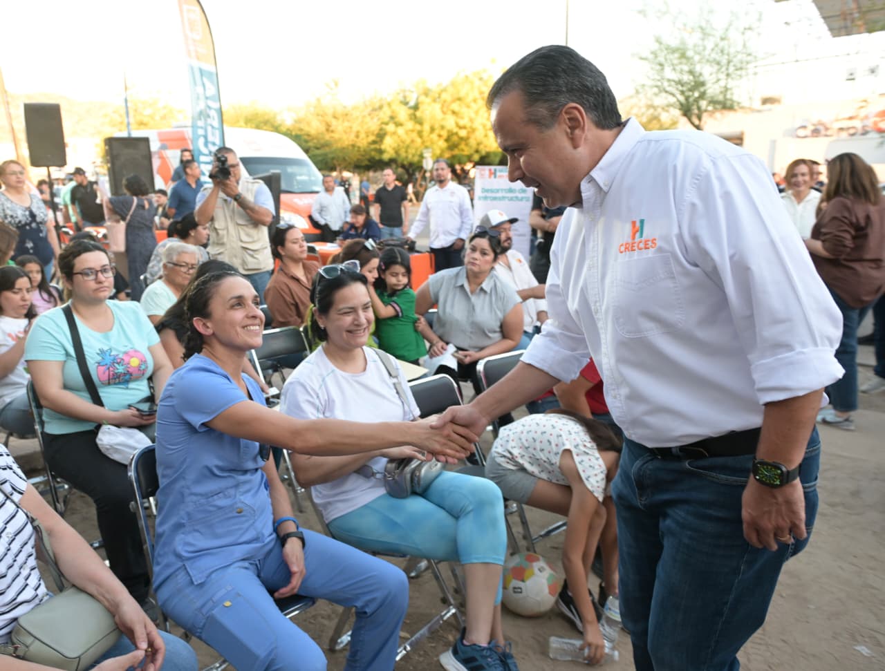 Atiende Toño Astiazarán a habitantes de Urbi Villa del Cedro