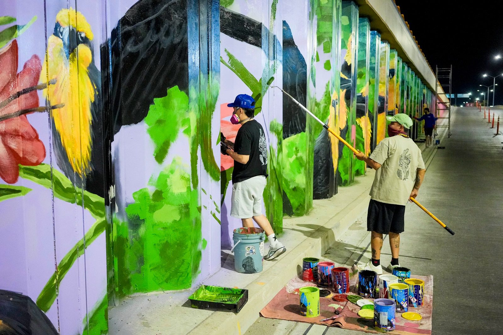 Avanzan artistas visuales en mural en paso a desnivel de Colosio