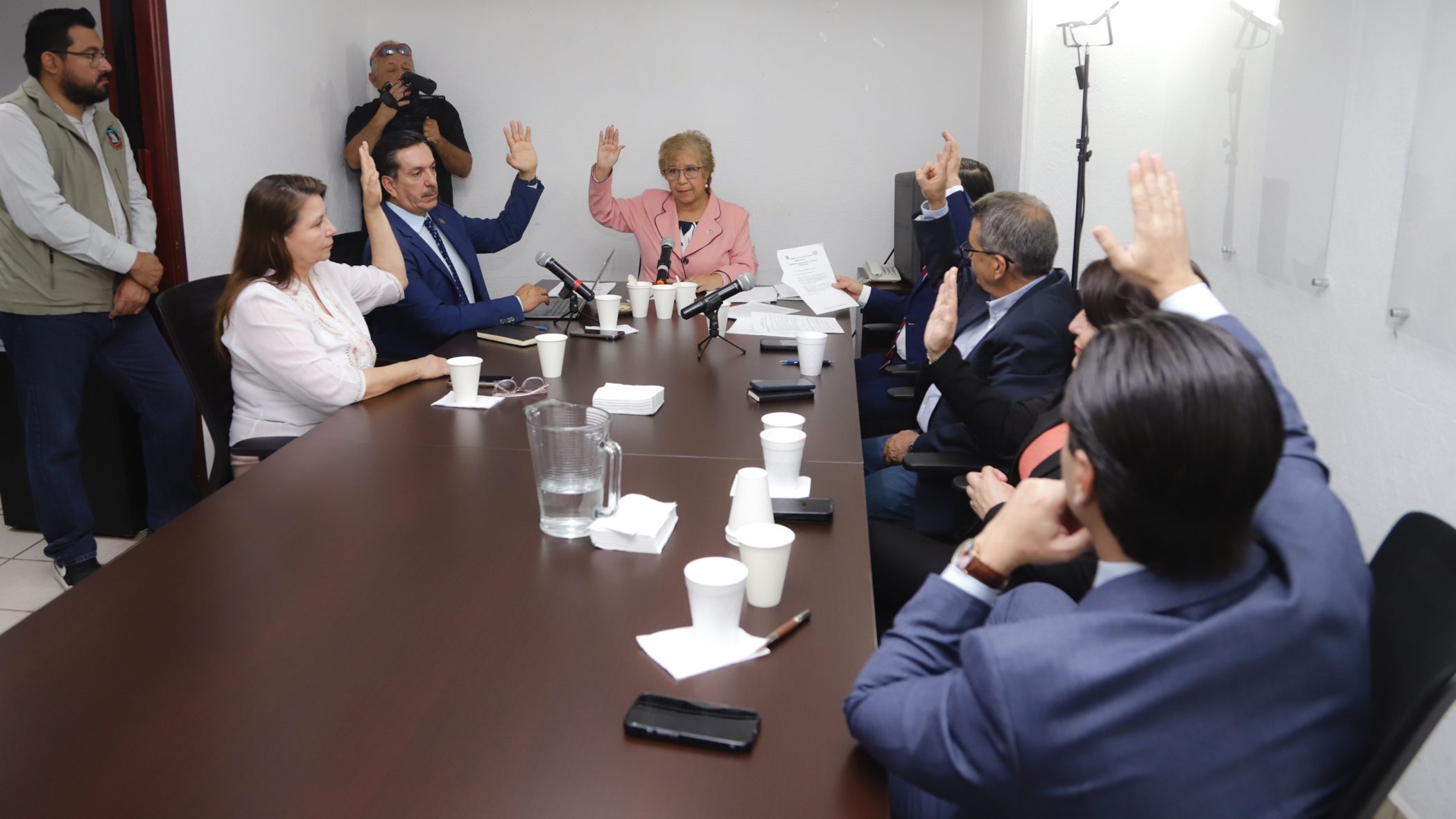 Aprueban iniciativas sobre profesionalización de la administración pública