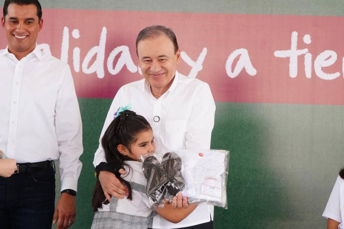 Destina Gobernador la mayor inversión registrada en uniformes escolares