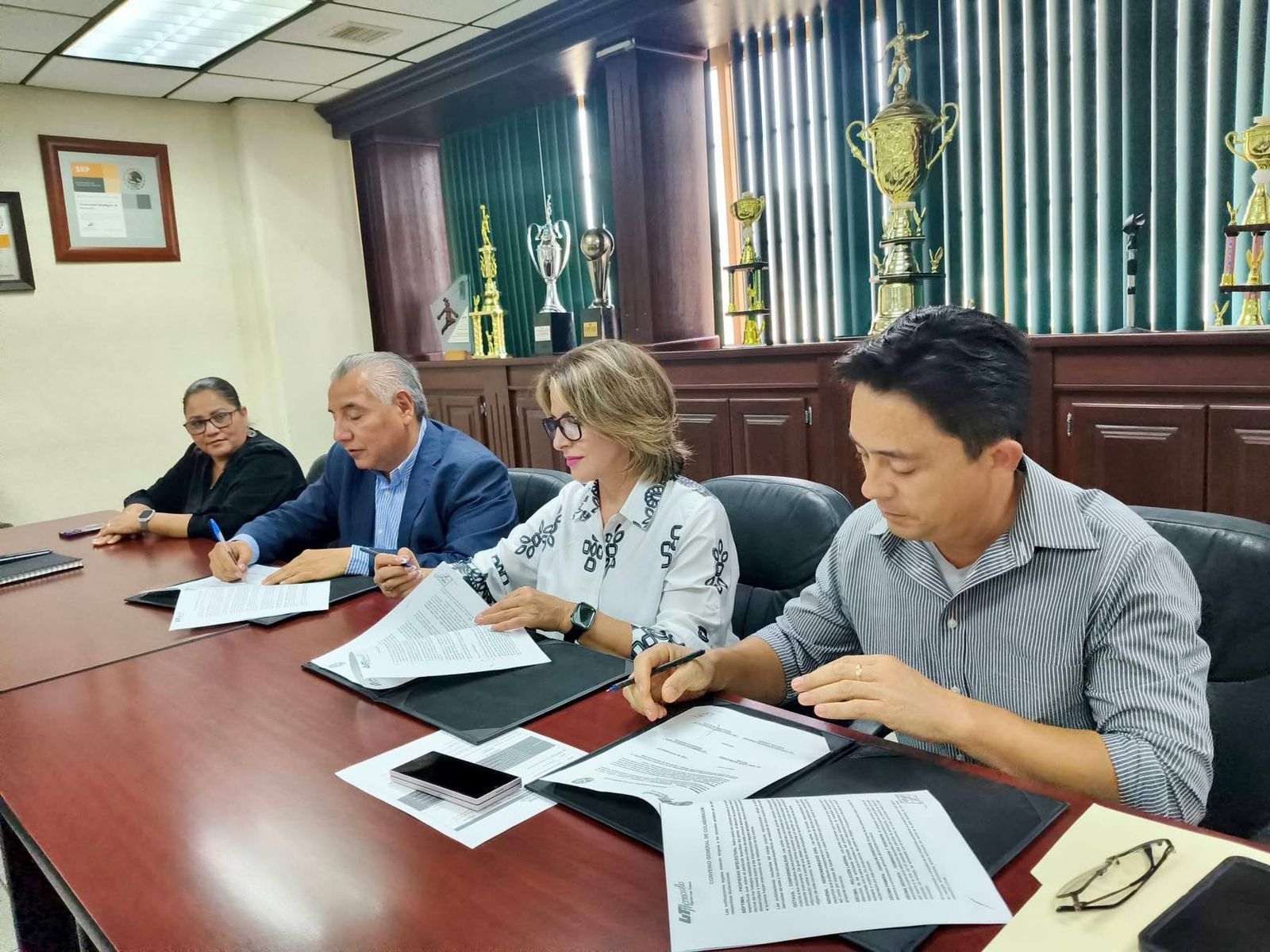 Firman Presidenta de Cananea y Rector de UTH convenio para abastecimiento de agua a través de energía renovable