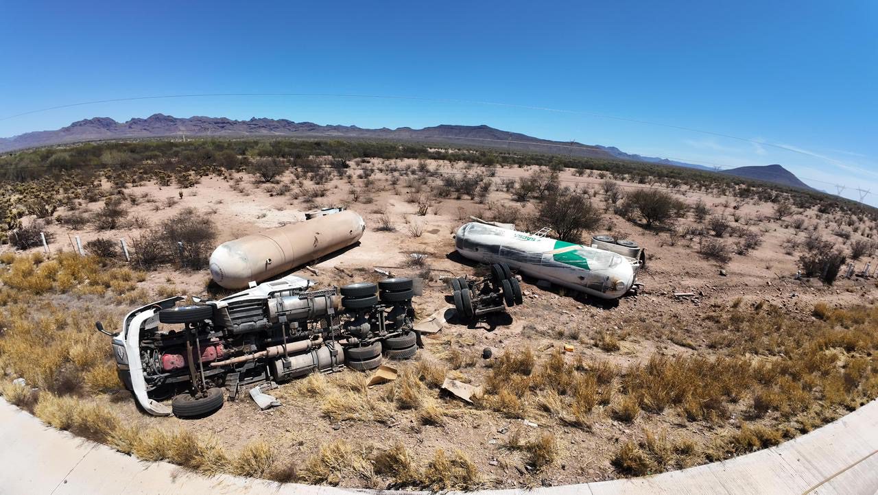 Atienden autoridades accidente de pipa con amoníaco en la carretera Guaymas-Hermosillo