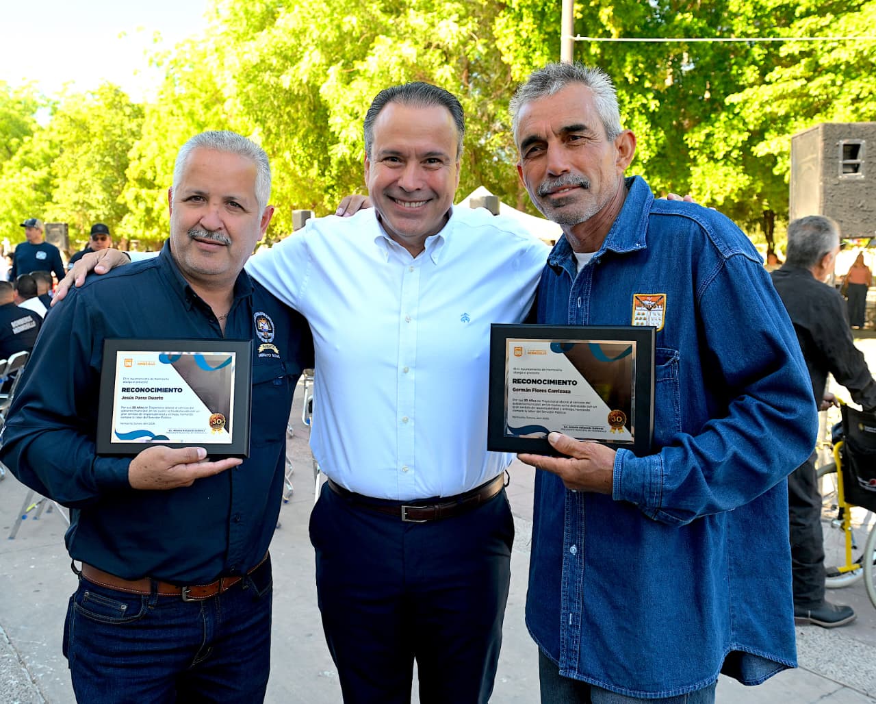 Reconoce Toño Astiazarán trayectoria de 140 servidoras y servidores públicos